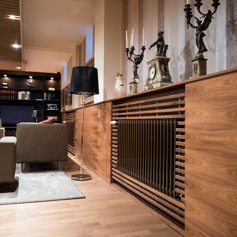 Designradiatorer behöver inte byggas in, men vill du dölja all rördragning är detta ett sätt. Tänk på att låta den värmebärande ytan vara fri och på att luften skall kunna cirkulera ovan radiatorn.