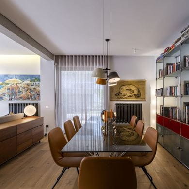 Färgade Delta sektionsradiatorer från Purmo i referensprojekt signerat Barault Architects