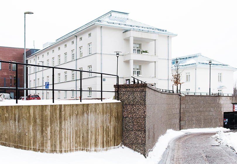 De gamla skyddade byggnaderna totalrenoverades och kombinerades med den nya sjukhustillbyggnaden med hjälp av en stor inglasad lobby.