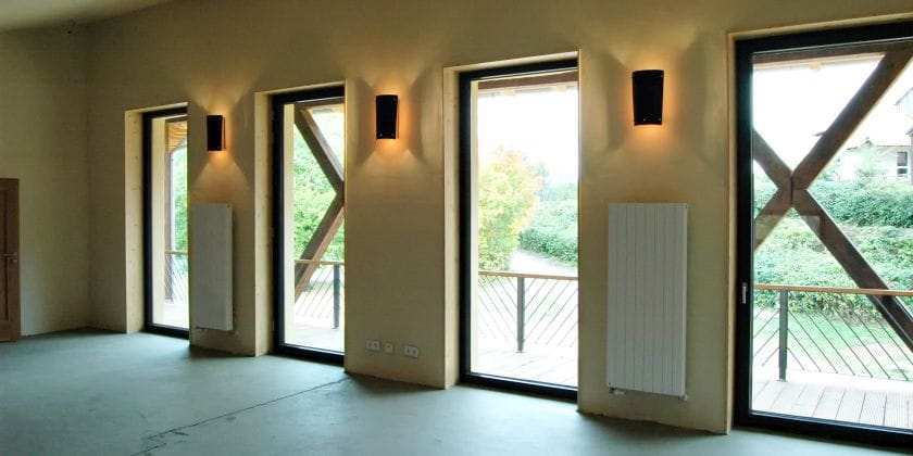 Innenraum Strohballenhaus mit Purmo Heizkörper