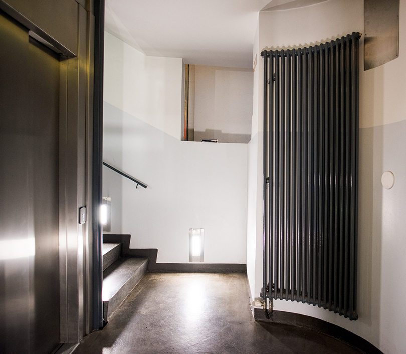 Bågformad, upprättstående Delta i trapphuset. 