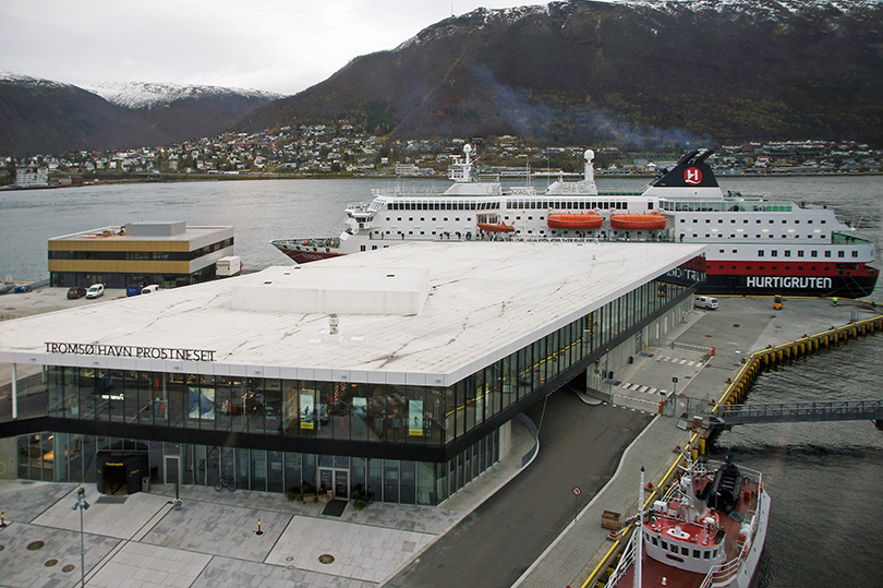Tromsø hamnterminal fungerar som ankomsthall för Hurtigrutten.