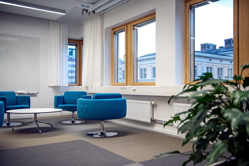 Totalt har man installerat i 623 st Thermopanel V4 radiatorer med Rak 4 fördelare och 64 st. ThermoCon konvektorer i Kv Apeln.