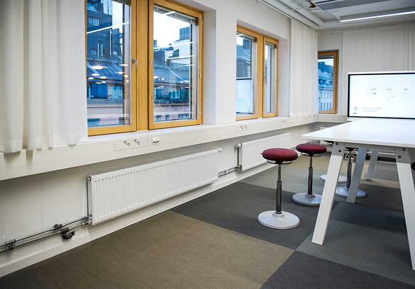 I samband med övergången från en kontorslösning med mestadels enskilda rum till ett modernt, aktivitetsbaserat arbetssätt har Unionen kunna minska sina ytor med en tredjedel. 