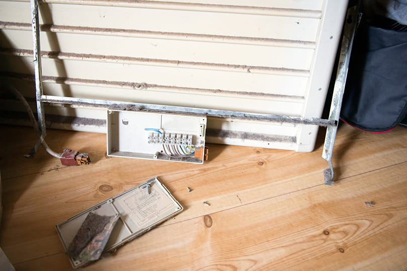 Den maximala yttemperaturen på husets gamla elradiatorer uppmättes till 95 grader Celcius. Detta i samband med allt damm som samlats bakom radiatorn och i kretskortet innebär en stor brandrisk.